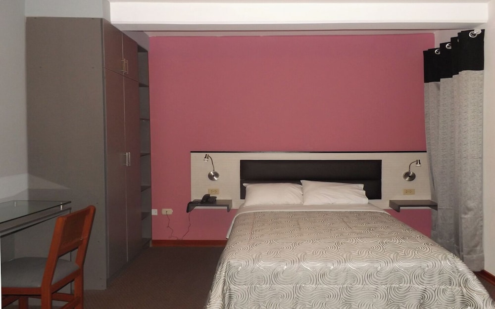 Comfort Room, 1 Queen Bed, City View