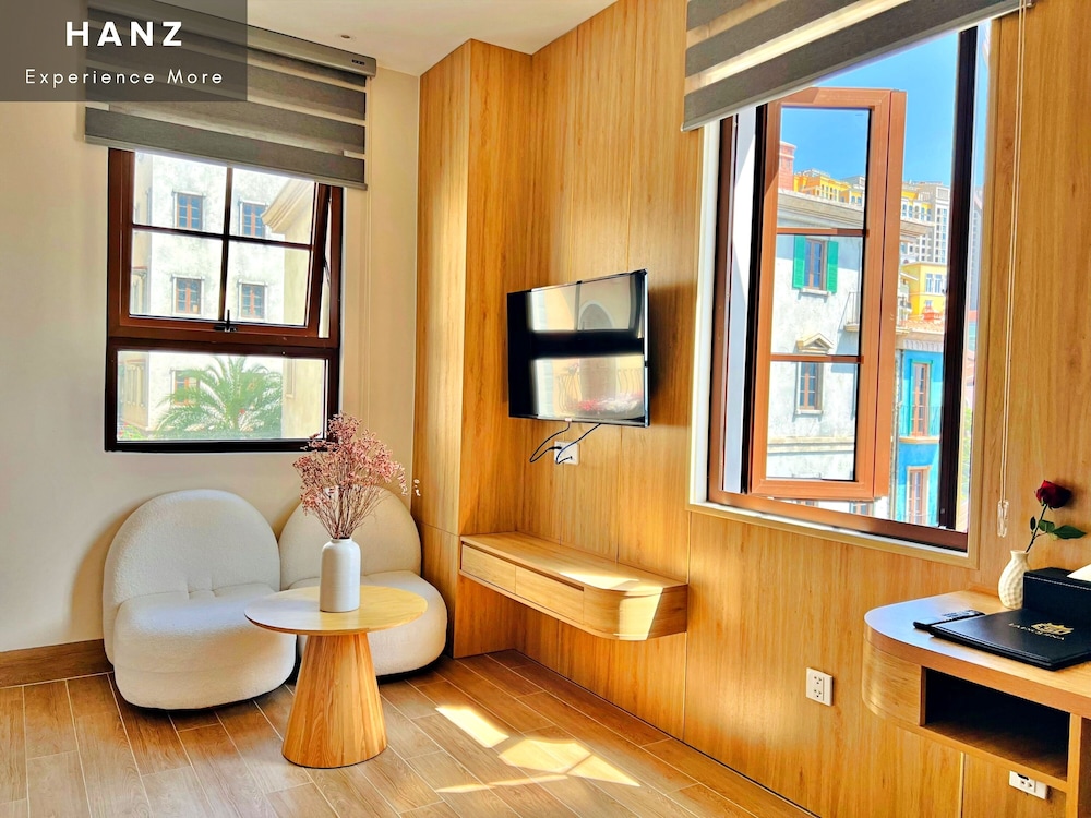 Deluxe Double Room, 1 Queen Bed, Balcony, City View - Photo 11