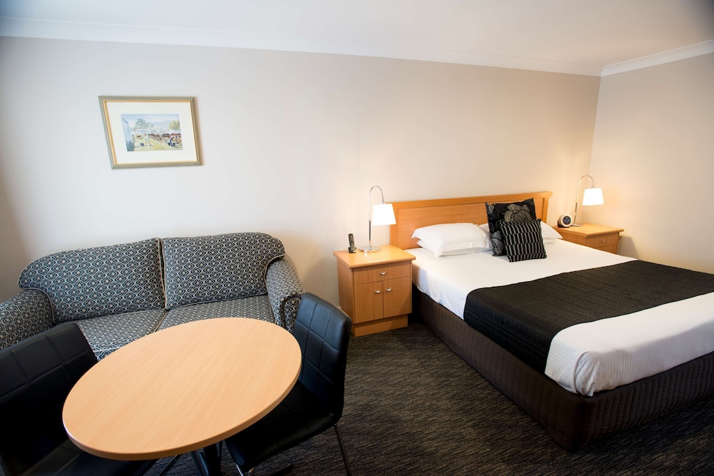 Superior Room, 1 King Bed, Non Smoking, Microwave - Photo 4