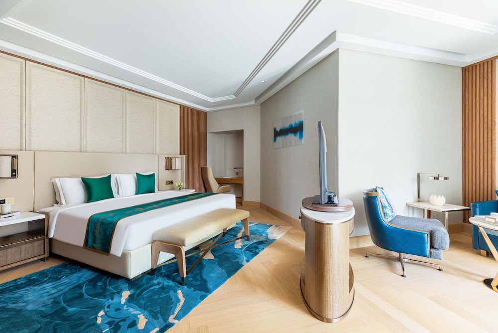 Two Bedroom Grand Luxury Suite Sea View with Club Lounge Access thumbnail 6