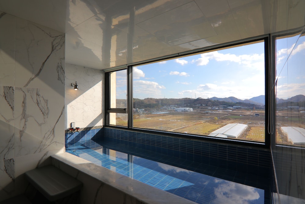 Royal Suite (Private pool fee per night required on spot) - Photo 15