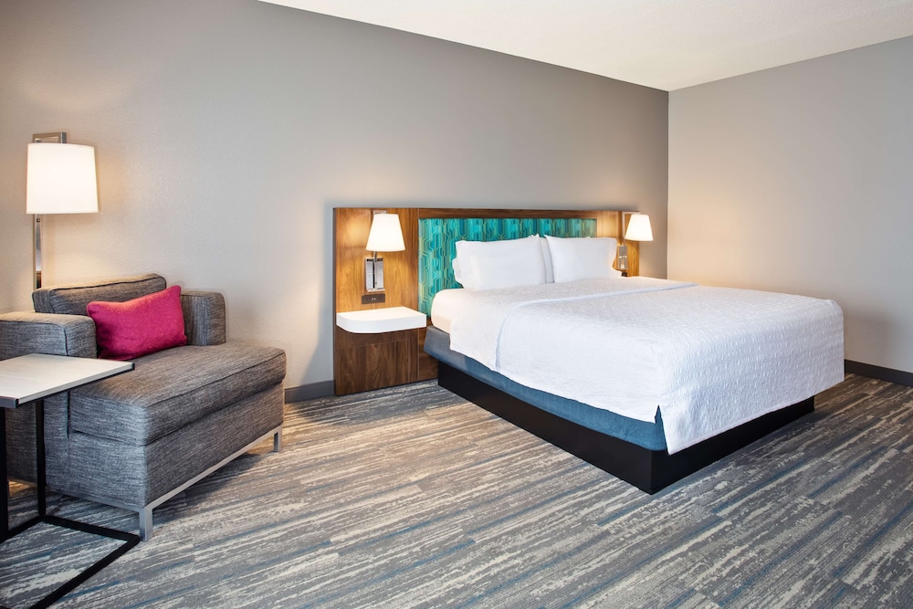 Room, 1 King Bed, Accessible, Bathtub - Photo 4