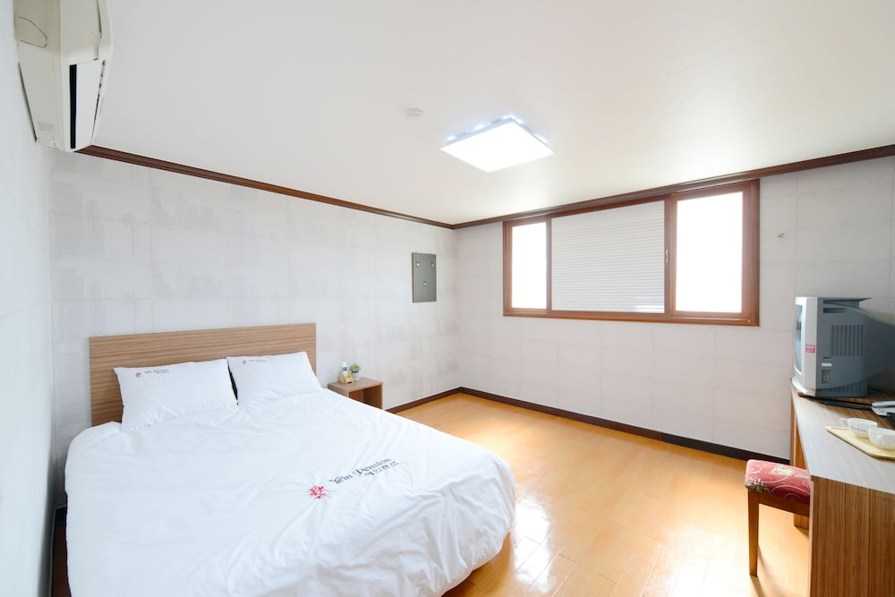 Room (Queen Bed) photo 1