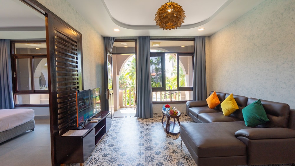 Family Room, 2 Bedrooms, Garden View - Photo 7