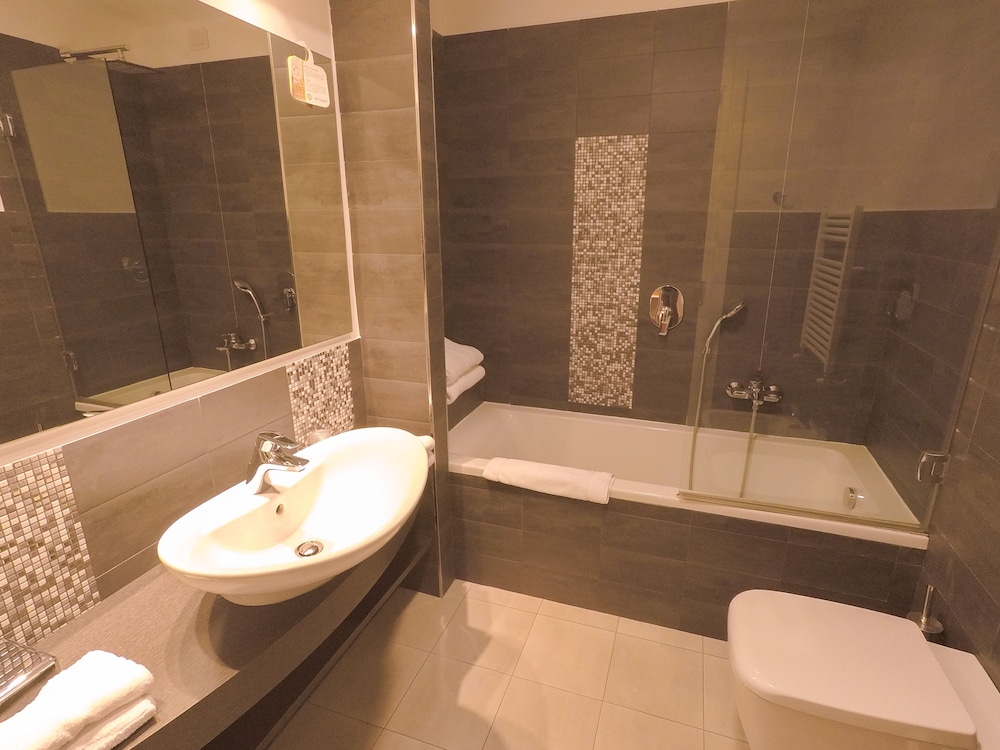 Standard Room, Multiple Beds - Photo 12
