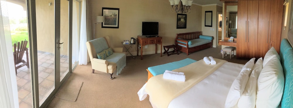 Luxury Double or Twin Room, 1 Bedroom, Patio, Sea View photo 3