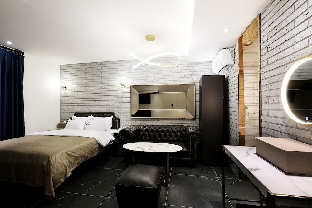 VIP Room - Photo 20