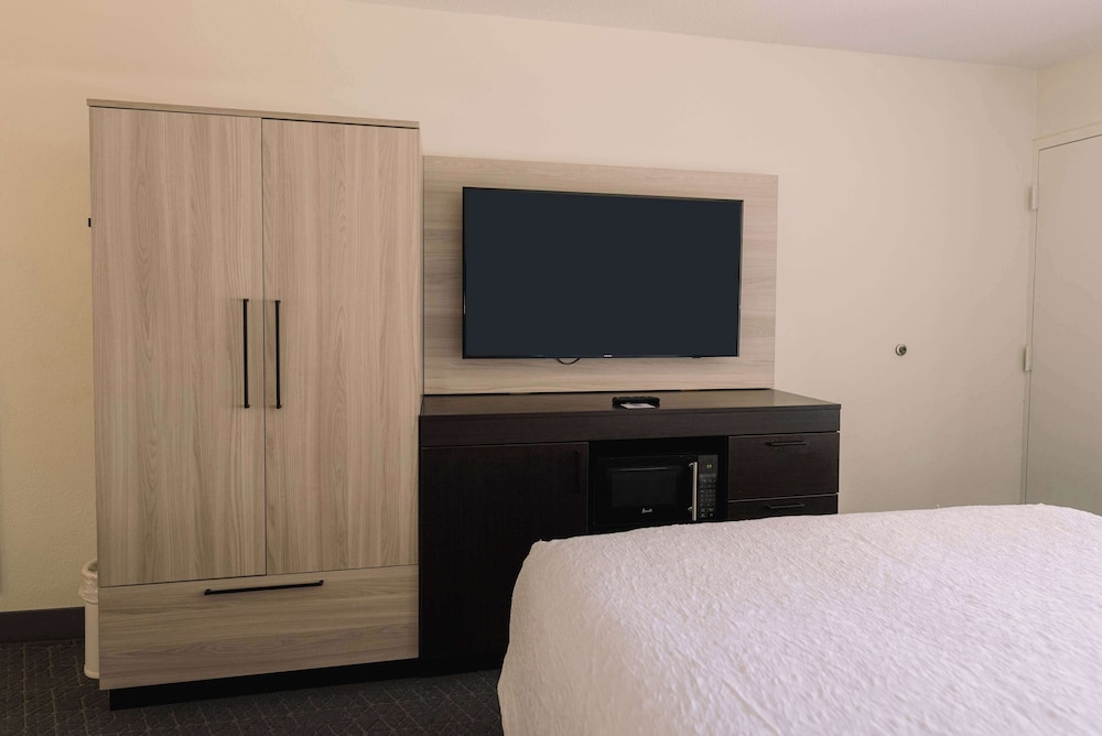 Room, 1 Queen Bed, Balcony - Photo 2
