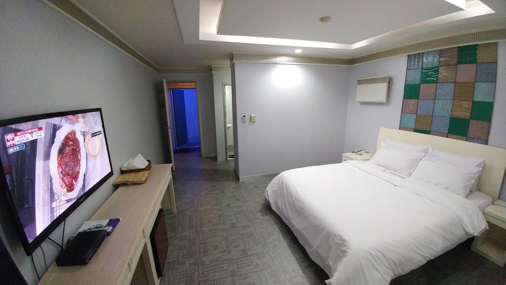 Standard Room, 1 Queen Bed photo 1