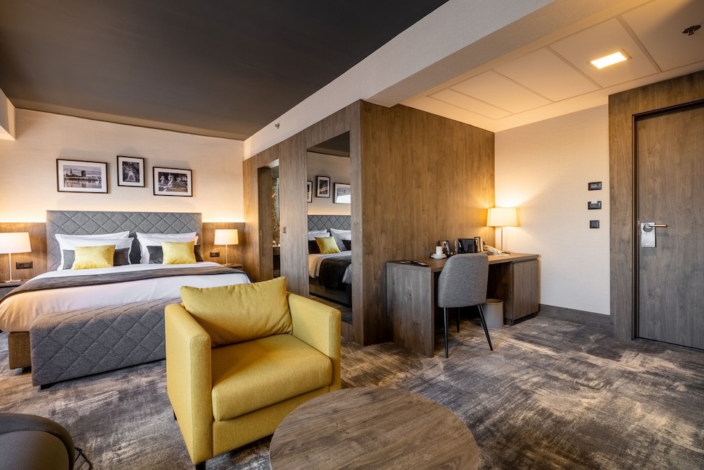 Junior Studio Suite, 1 Queen Bed, Air conditioning photo 3