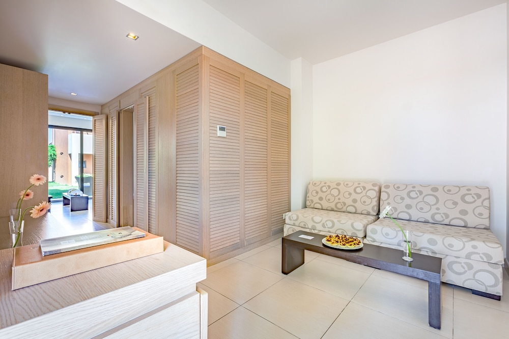 Executive One Bedroom Suite - Photo 7