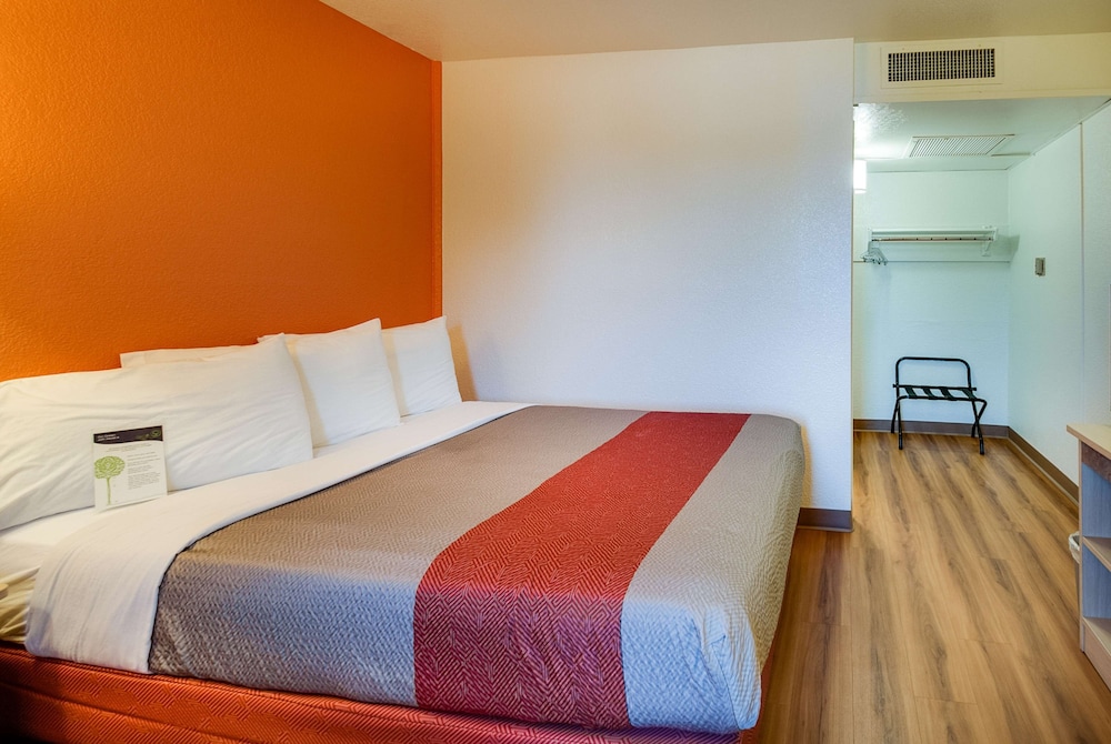 Standard Room, 1 Queen Bed, Accessible, Non Smoking