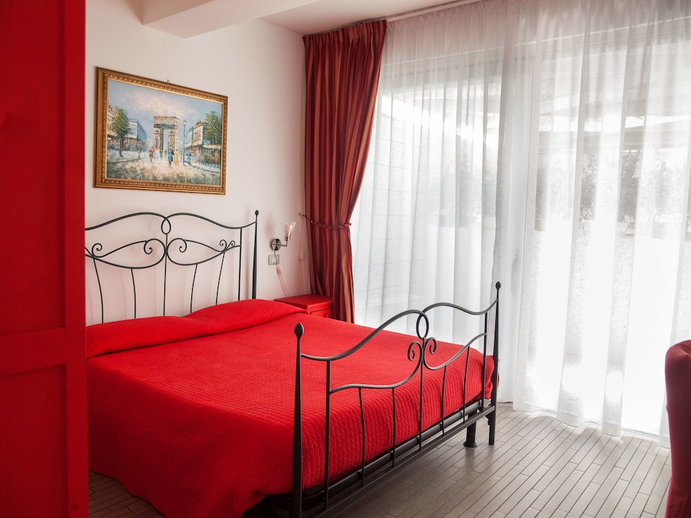 Double Room (Red) photo 2