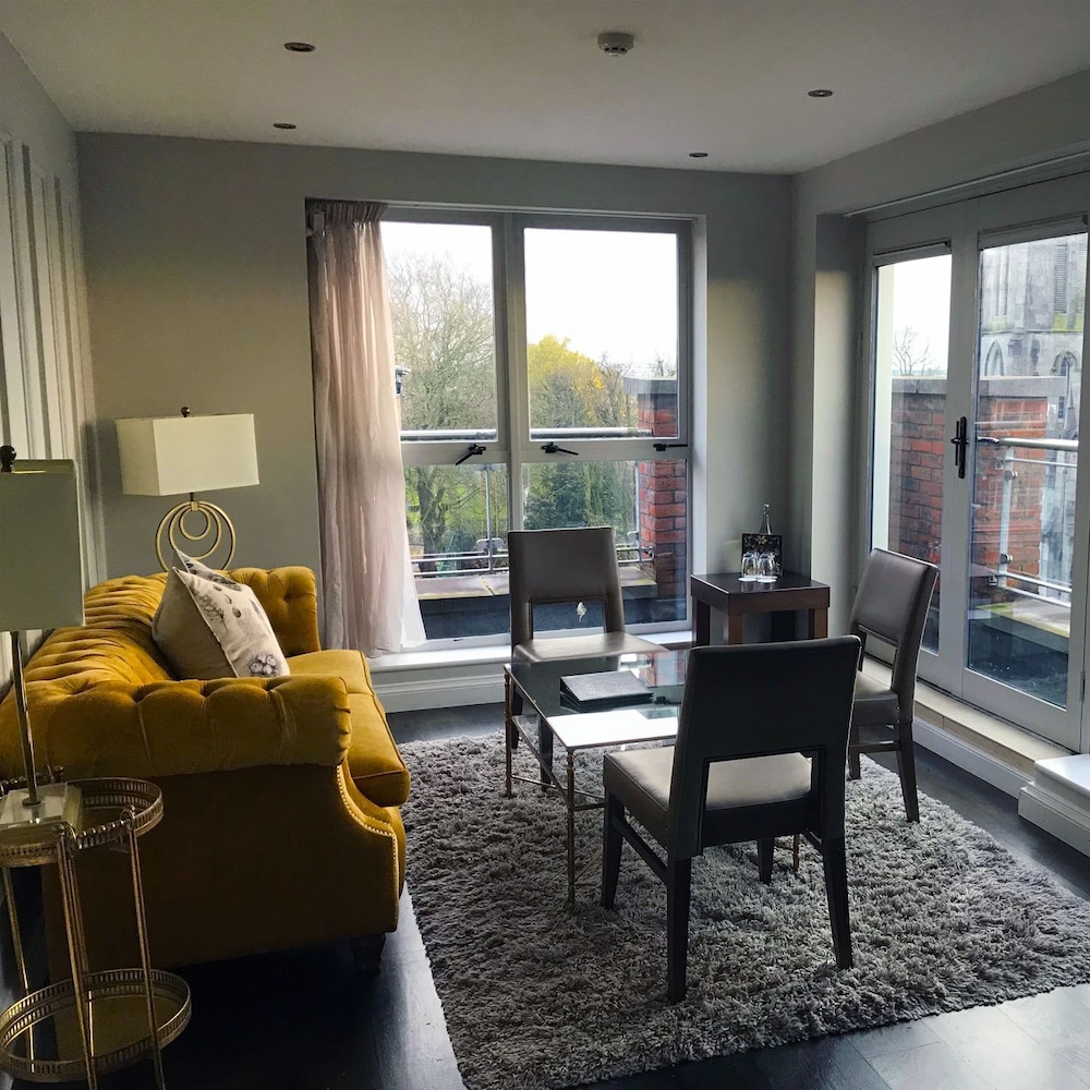 Townhouse Suite - Photo 2