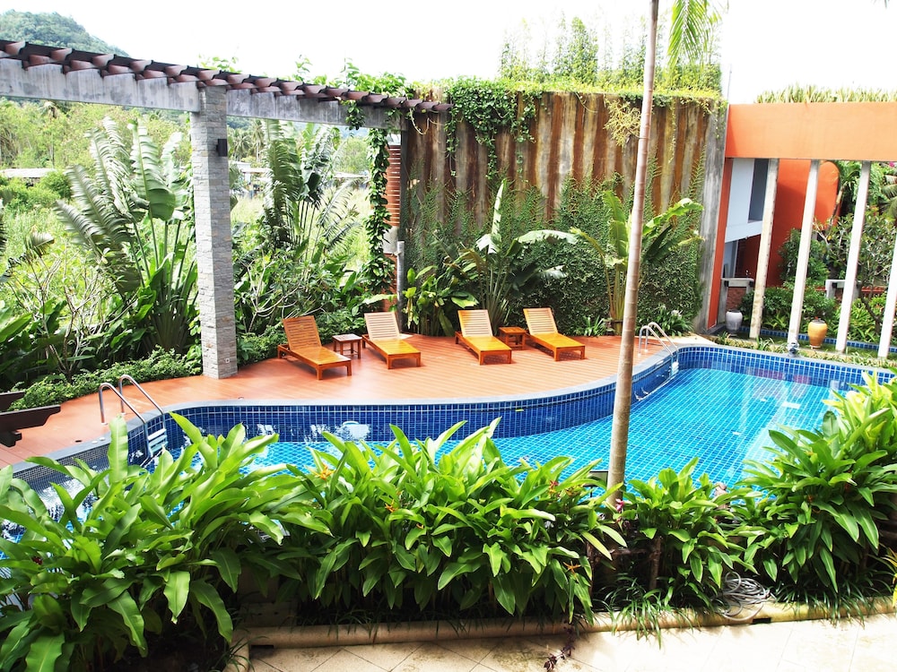 Budget Double Bed room With Pool View photo 2