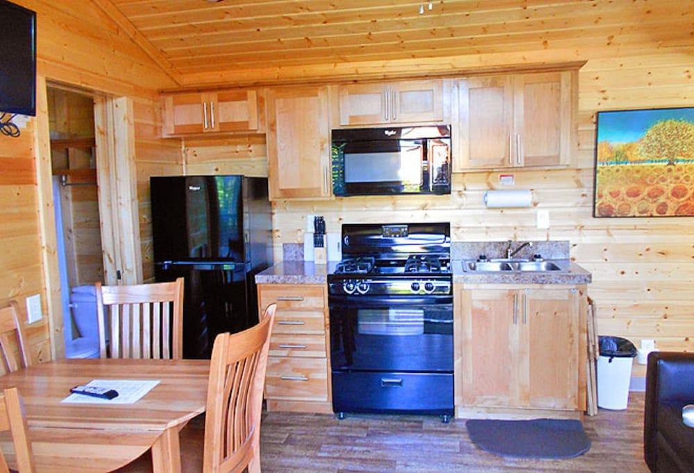 Cottage, 2 Bedrooms, Non Smoking (Pets OK, Linens Available) photo 3