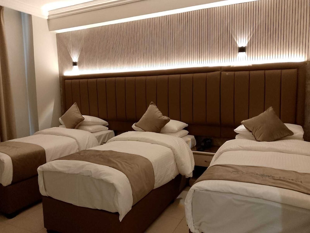 Deluxe Triple Room - Photo 8