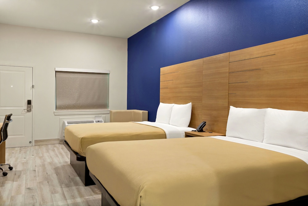 Basic Room, 2 Queen Beds, Non Smoking - Photo 1