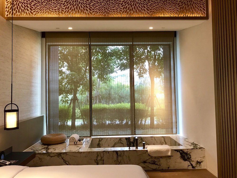 Superior Suite, 1 King Bed, Business Lounge Access, Garden View