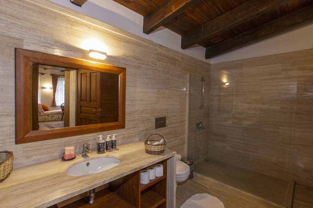 Panoramic Chalet, 3 Bedrooms, Patio, Sea Facing photo 2