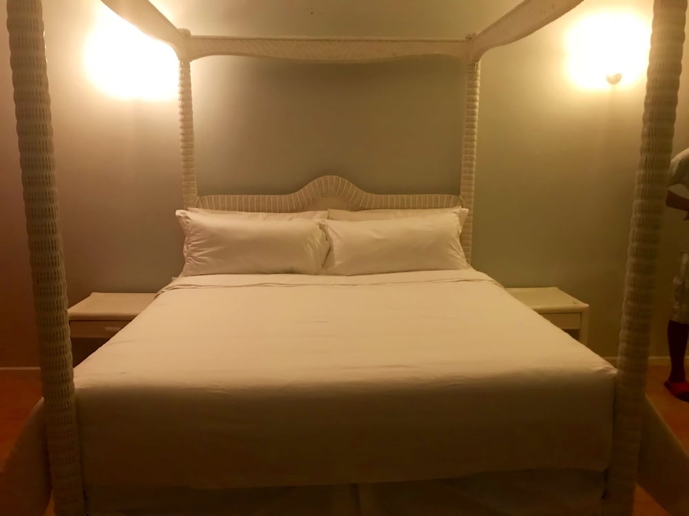 Honeymoon Double Room, 1 King Bed, Partial Ocean View photo 3