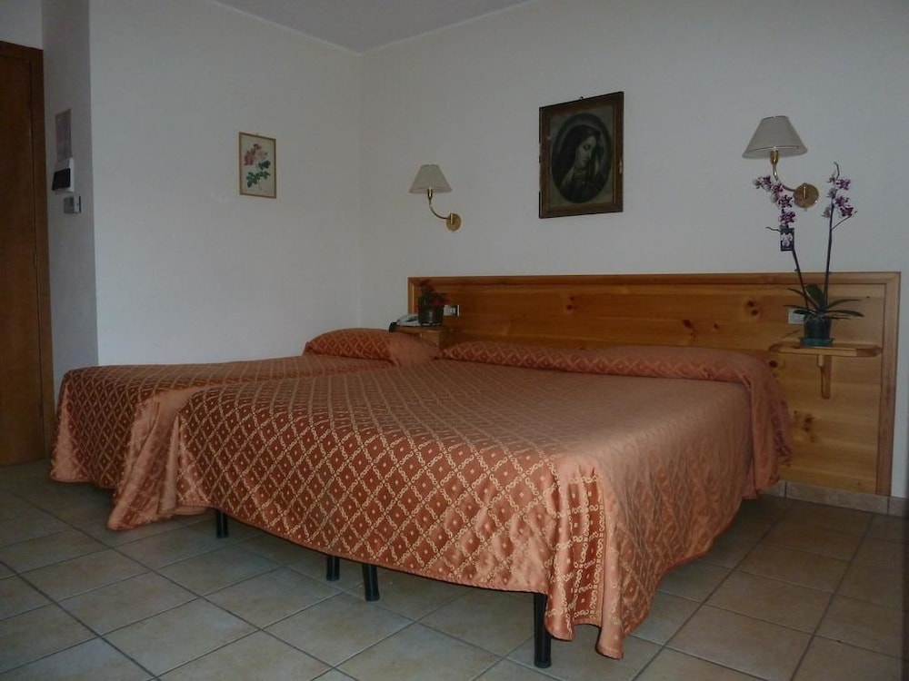 Basic Quadruple Room, Balcony, Mountain View photo 3