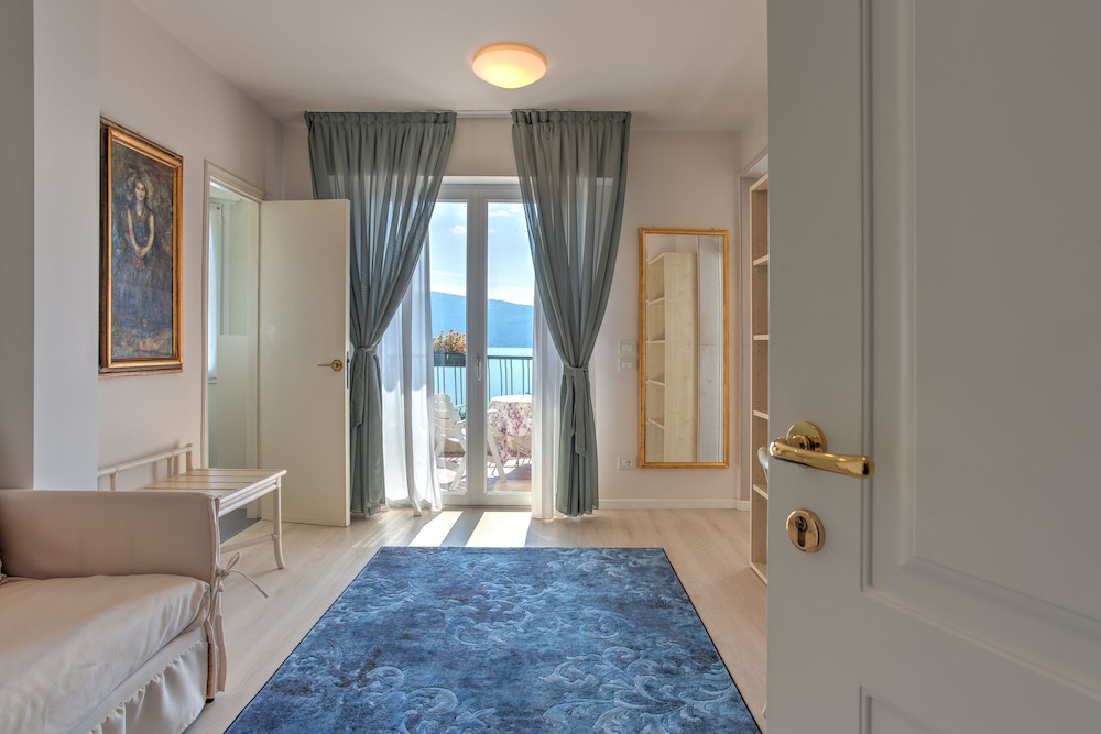 Suite, Balcony, Lake View photo 1