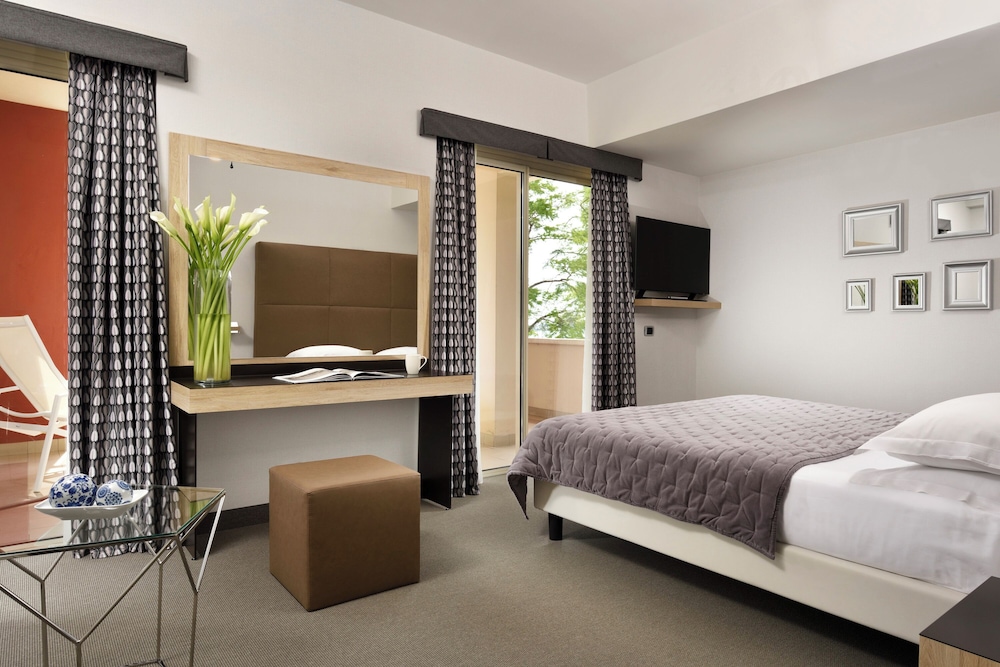 Junior Suite, Balcony, Pool View - Photo 2