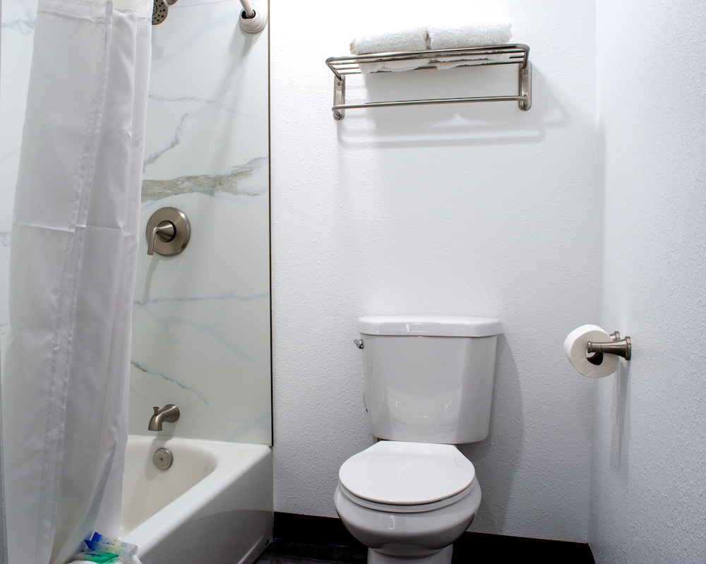 Deluxe Room, 2 Queen Beds, Non Smoking, Refrigerator & Microwave - Photo 6