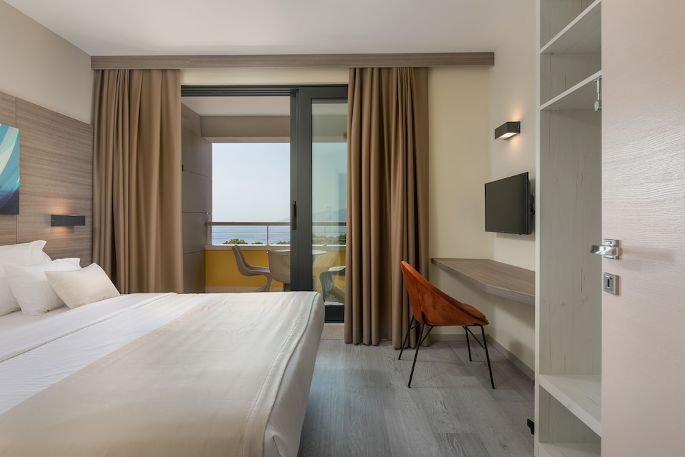 Deluxe Suite with Balcony and Sea View photo 2