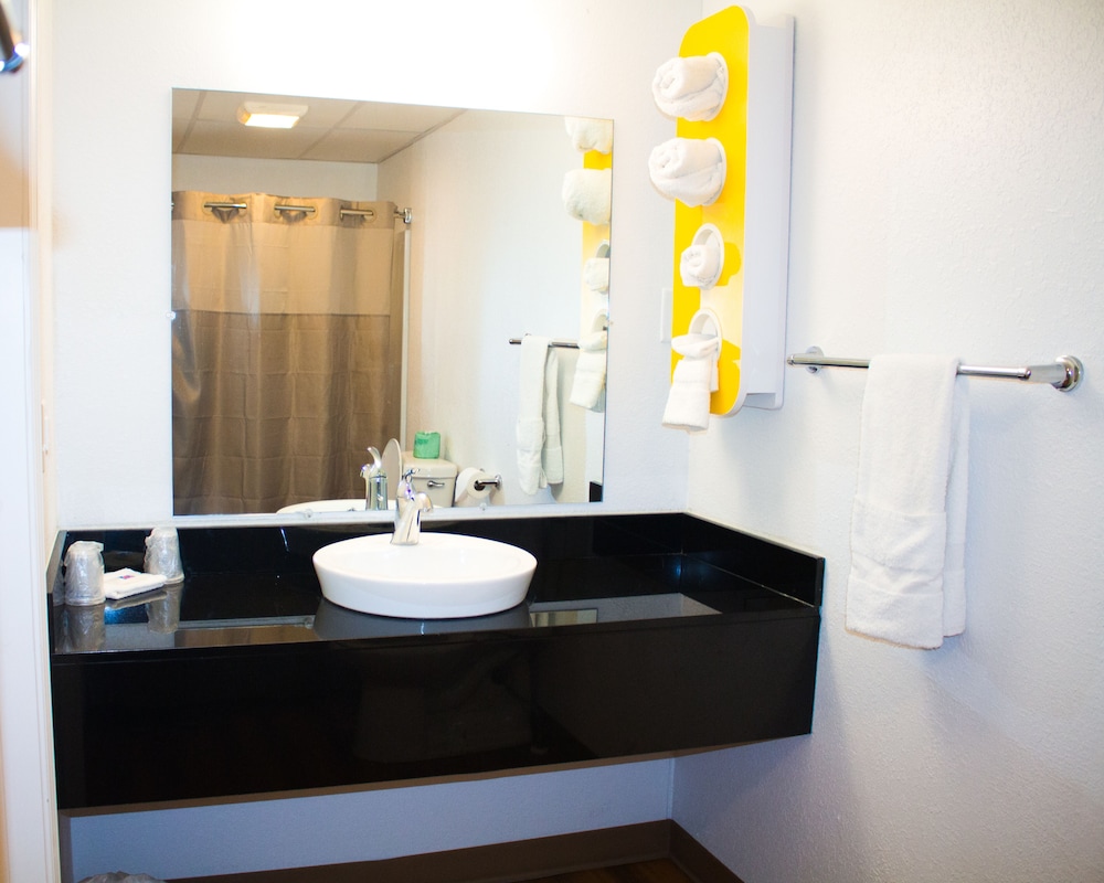 Deluxe Room, 2 Double Beds, Non Smoking, Refrigerator & Microwave - Photo 6