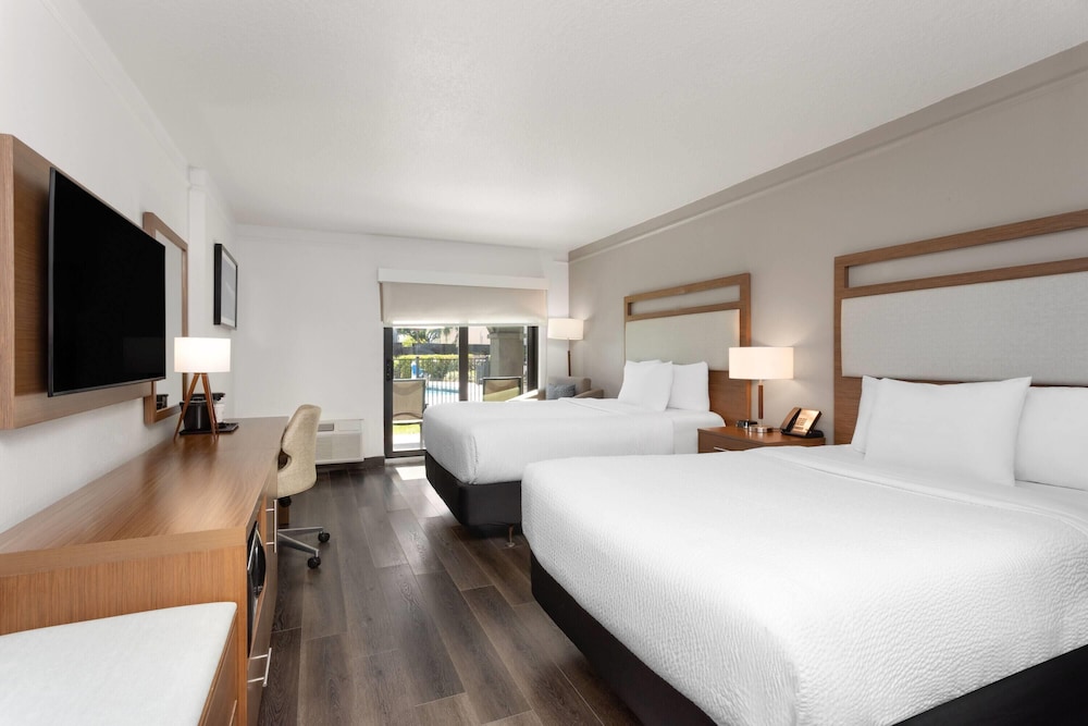 Deluxe Room, 2 Double Beds, Non Smoking, Pool View photo 3