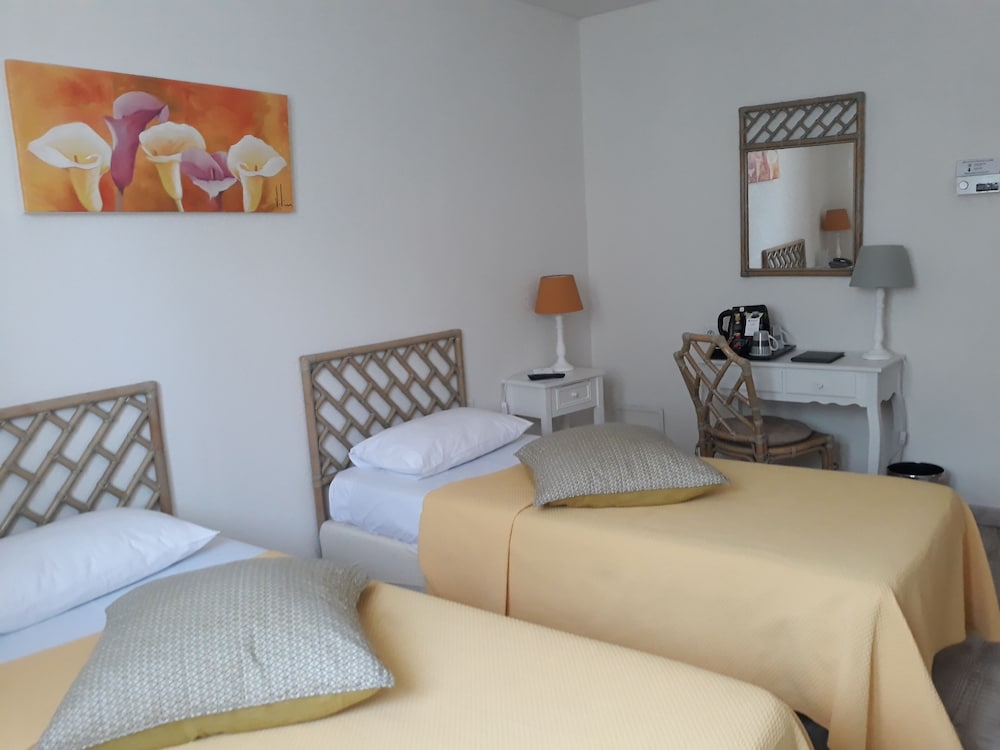Classic Room, 2 Twin Beds, Non Smoking - Photo 2