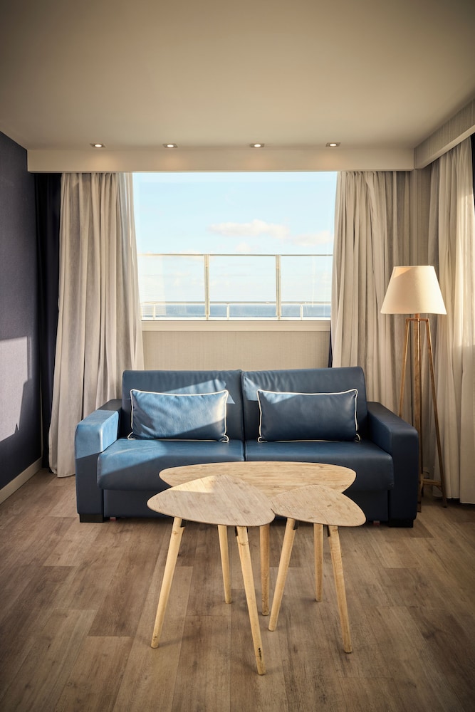 Suite Terrace Swimming Pool (Single Use) - Photo 4
