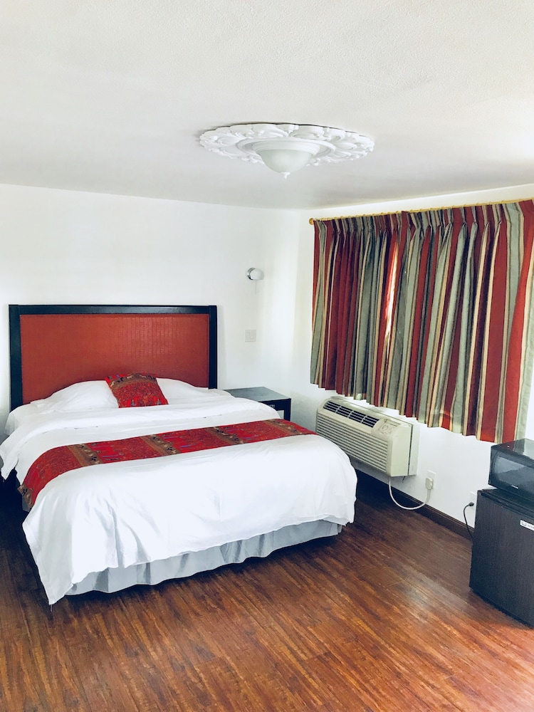 remodeled 1 king bed non-smoking photo 3