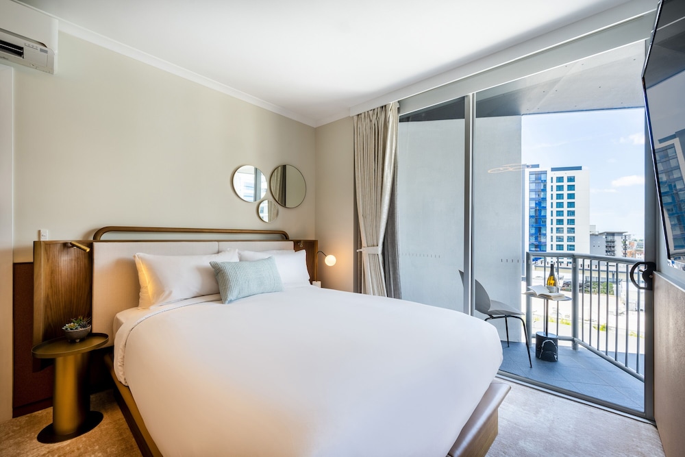 Hotel Deluxe Room - Photo 2
