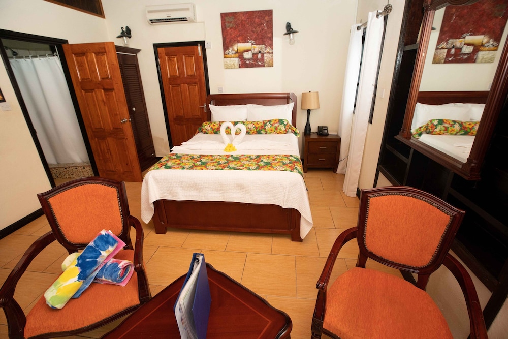 Standard Suite, Garden View (Lucian Home) photo 3