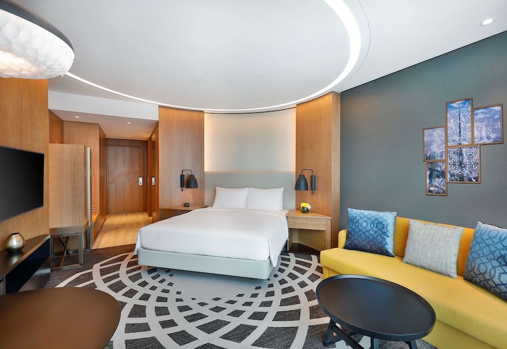 King Deluxe Room thumbnail 6