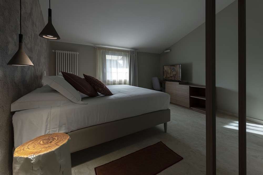 Deluxe Room, 1 Queen Bed photo 1
