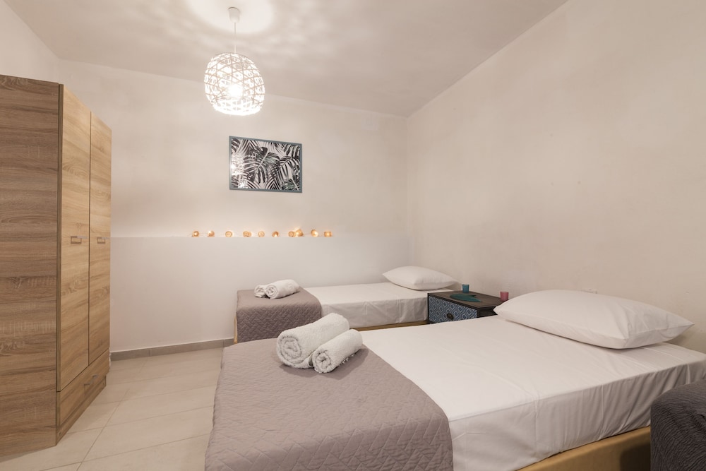 Studio, 2 Twin Beds, Ground Floor photo 2