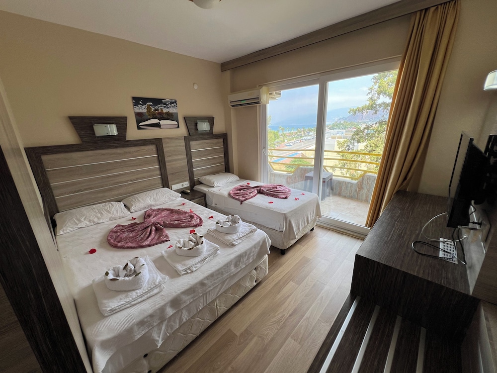 Standard Double or Twin Room, 1 Bedroom, Partial Sea View photo 2