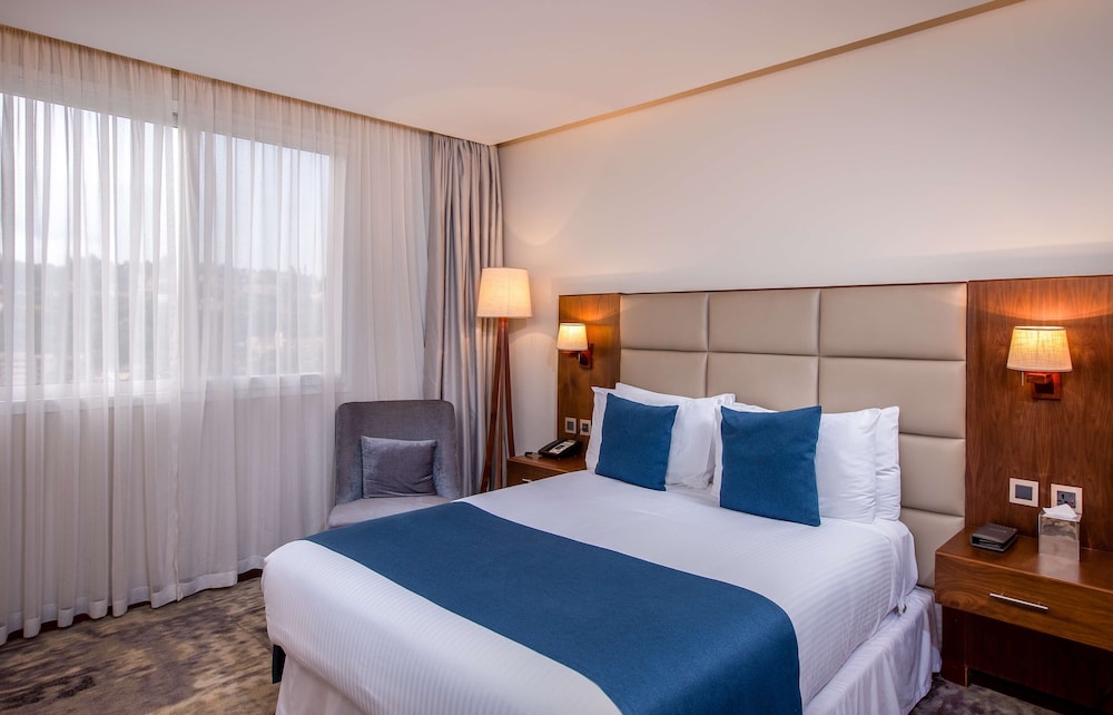 Standard Room, 1 Queen Bed photo 2