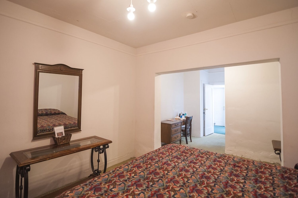 Standard Room, 1 King Bed photo 3