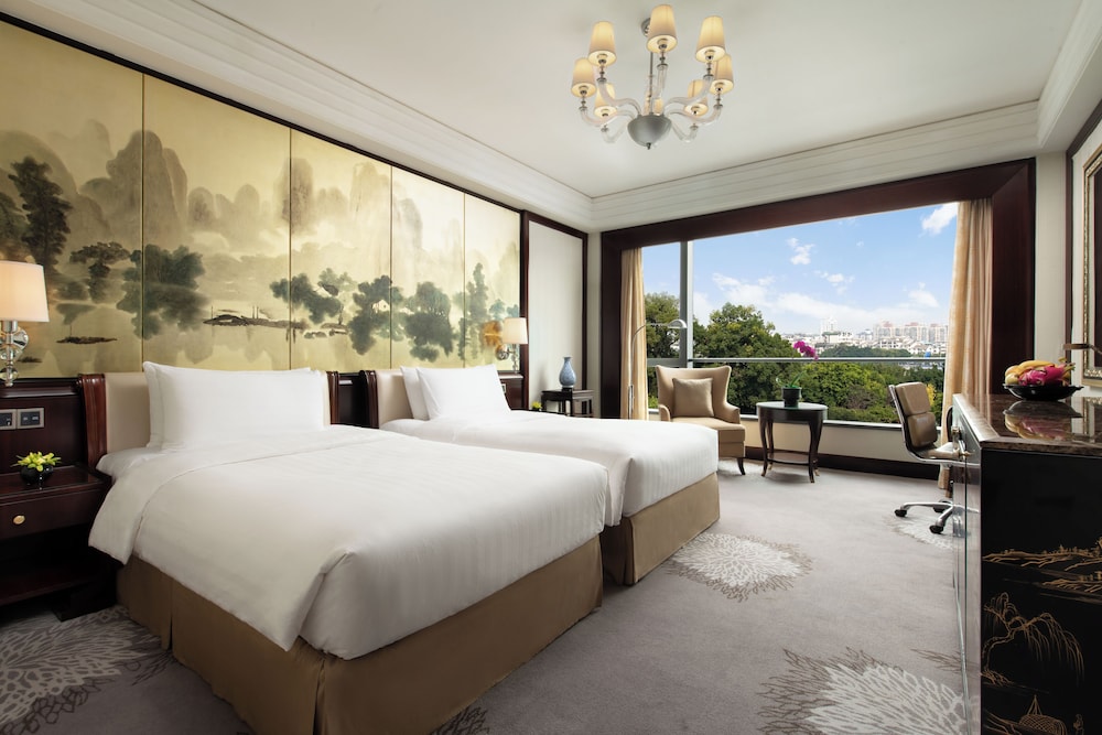 Deluxe Room, 1 King Bed, City View - Photo 1