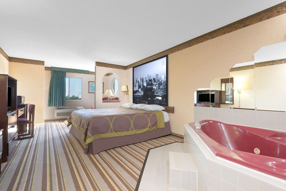 Suite, 1 King Bed, Smoking photo 2