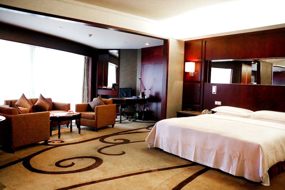 Club Studio Suite, 1 King Bed - Photo 3