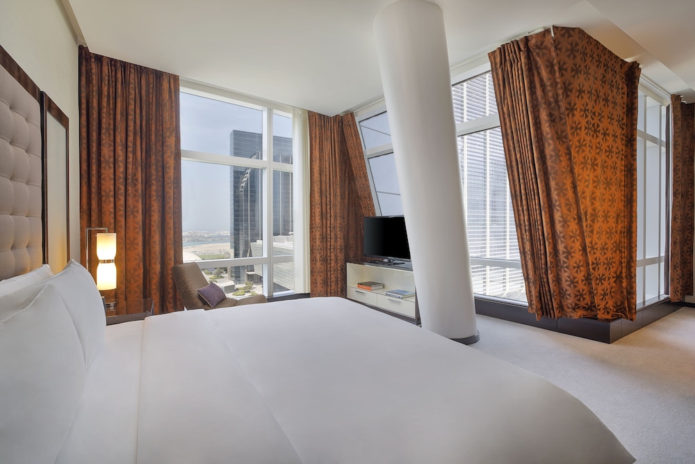 Premier Suite (Skyline View) — photo 3