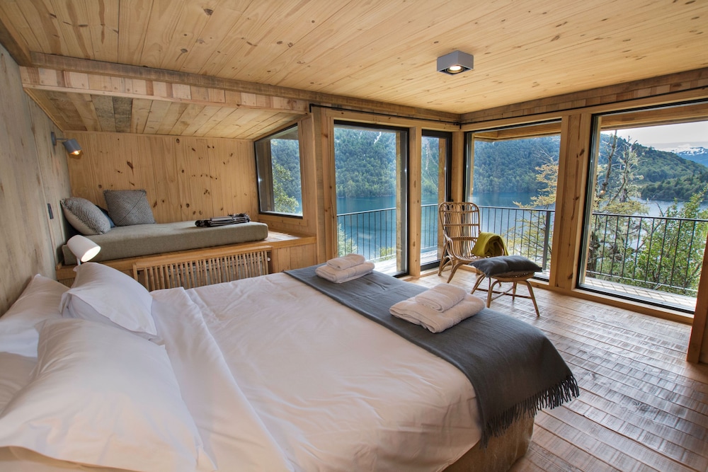 Deluxe Room, Balcony, Lake View photo 1