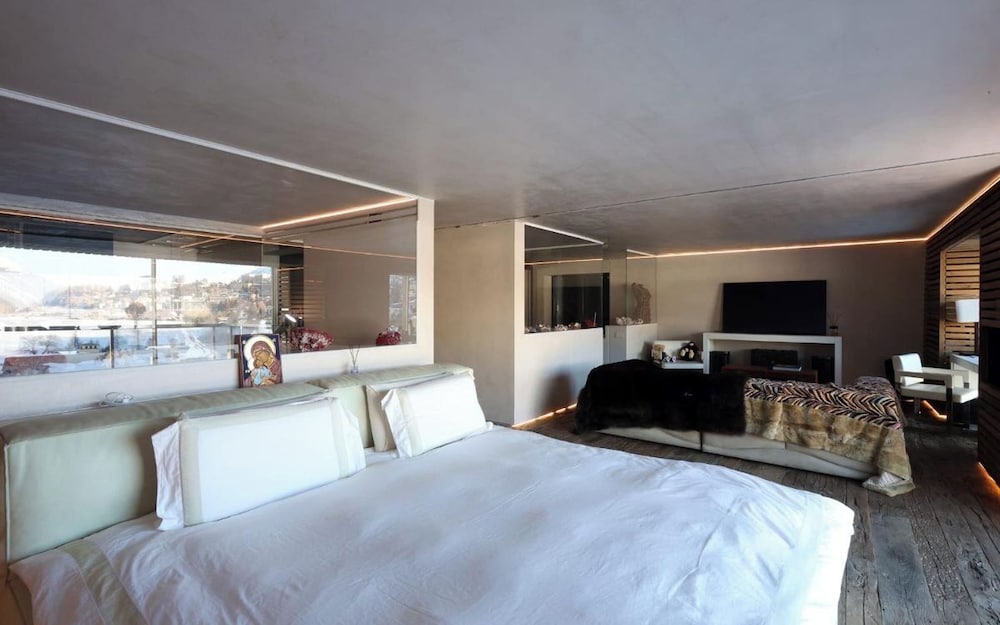 Penthouse, Lake View