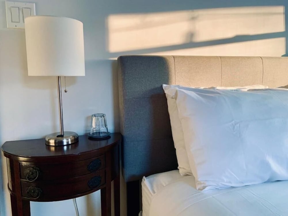 Historic Inn Deluxe Queen Room NOTL
